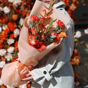 Букет "На закате дня" из гладиолусов, калл, гиперикума и диантусов в Наро-Фоминске