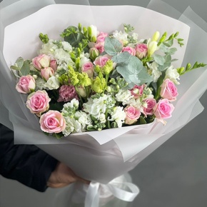 Букет "Особый случай " из ароматных маттиол, фрезий и кустовых роз в Наро-Фоминске