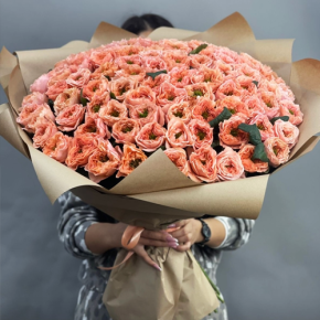 Букет "Персик" из 101 махровой розы Риджентс парк (60 см) в Наро-Фоминске