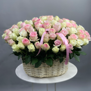 Композиция в корзине из 101 кенийской розы пастельный микс (40 см) в Наро-Фоминске