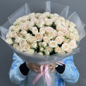 Букет из 35 кремовых кустовых роз (50 см) в Наро-Фоминске