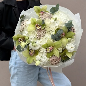 Букет "Эдем" из гортензии, орхидей, эустом, эвкалипта и озатамнуса в Наро-Фоминске