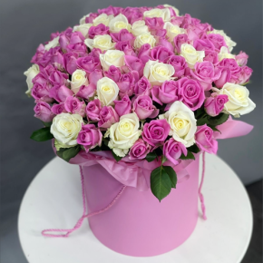 Композиция в шляпной коробке из 151 розы кения микс в Наро-Фоминске