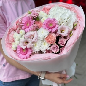 Букет "Розовые облака" из хризантемы, кустовых роз, диантусов, гортензии и эустом в Наро-Фоминске