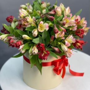 Композиция в шляпной коробке из 21 альстромерии в Наро-Фоминске