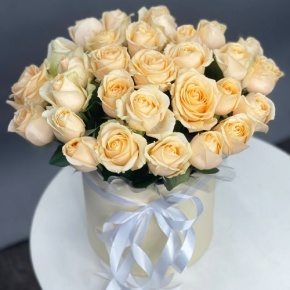 Композиция в шляпной коробке из 35 кремовых кенийских роз в Наро-Фоминске