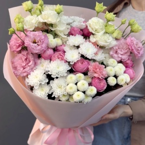 Букет "Задыхаюсь от нежности" из хризантемы, кустовых пионовидных роз, диантусов и эустом в Наро-Фоминске