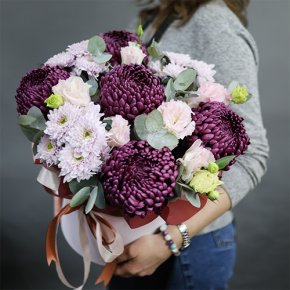 Композиция в шляпной коробке "Наденька" из хризантем Бигоуди, эустом и эвкалипта в Наро-Фоминске