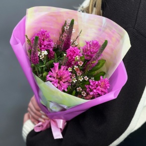 Букет "Вспышка" из гиацинтов, хамелациума и вероники в Наро-Фоминске