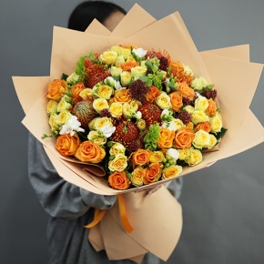 Букет "Осенние грёзы" из лейко, роз, фрезий, скиммии, молюцеллы и лейко в Наро-Фоминске