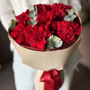 Букет "Красная пантера" из 7 роз Эквадор и эвкалипта в Наро-Фоминске