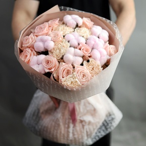 Пудровый букет из роз, хлопка и диантусов в Наро-Фоминске