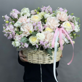 Композиция в корзине из роз Эквадор и ароматных маттиол в Наро-Фоминске