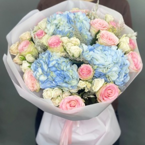 Букет "Легкий ветерок" из роз, конифера и гортензий в Наро-Фоминске