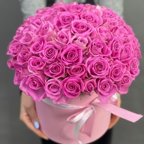Композиция в шляпной коробке из 71 кенийской розы в Наро-Фоминске
