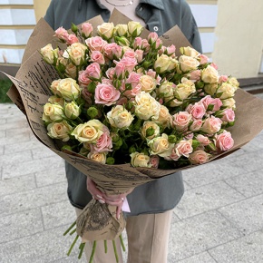Букет из 19 кустовых роз в крафте (60 см) в Наро-Фоминске