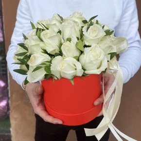 Композиция в шляпной коробке из 25 белых роз в Наро-Фоминске