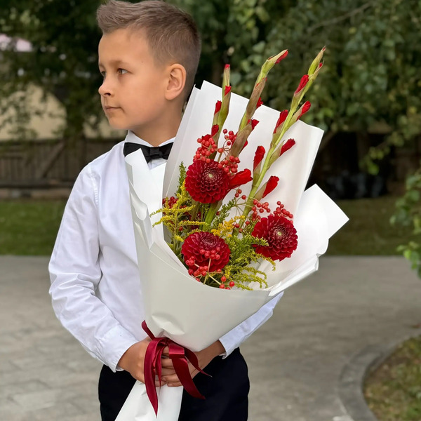 Букет на 1 сентября с красными гладиолусами, георгинами и калиной в Наро-Фоминске