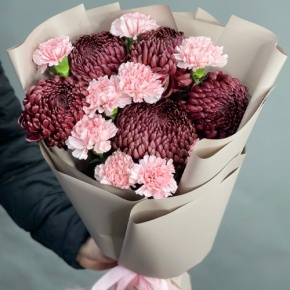 Букет из хризантем Бигоуди и розовых диантусов в Наро-Фоминске