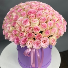 Композиция в шляпной коробке из 151 розы кения в Наро-Фоминске