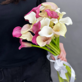 Букет из 21 каллы микс в Наро-Фоминске