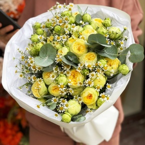 Букет "Иветта" из лимонных пионовидных кустовых роз и ромашек в Наро-Фоминске