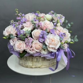 Композиция в корзине из французских роз и ароматных маттиол в Наро-Фоминске