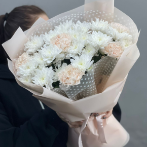 Букет из хризантем и диантусов пудра в Наро-Фоминске
