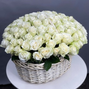 101 белая роза в корзине (40 см) в Наро-Фоминске