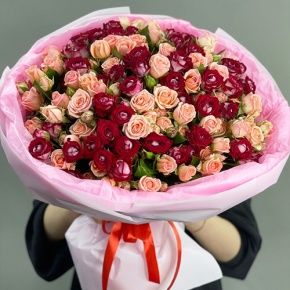 Букет "Рубиновый гранит" из 35 кустовых роз микс (50 см) в Наро-Фоминске
