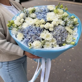 Букет "Голубые облака" из хризантемы, диантусов, Голландской гортензии, дельфиниума и эустомы в Наро-Фоминске