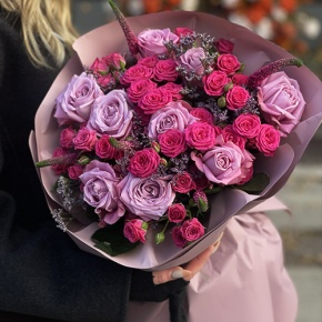 Букет "Малиновый вечер" из кустовых малиновых роз, вероники, лимониума и роз Меритим в Наро-Фоминске