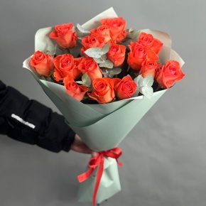 Букет из 15 морковных роз с эвкалиптом (50 см) в Наро-Фоминске