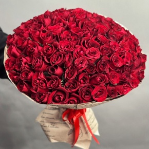 Букет 101 красная роза Кения в крафте (50 см) в Наро-Фоминске
