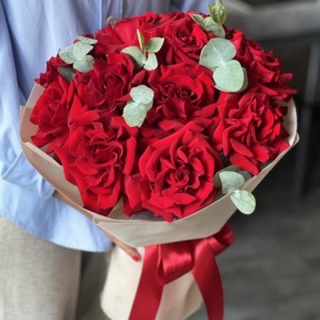 Букет "Красная пантера" из 13 роз Эквадор и эвкалипта в Наро-Фоминске