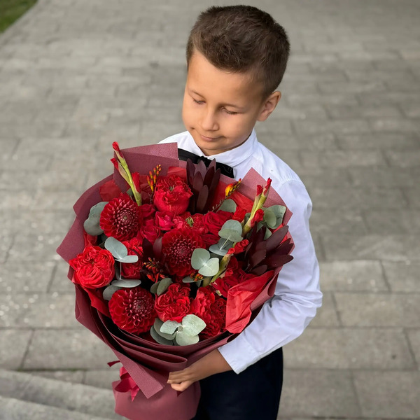 Букет с георгинами, розами и леукадендроном в Наро-Фоминске
