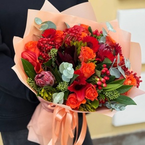 Букет "Красный закат" из калл, роз, калины, скиммии, гиперикума, сафари, гербер и капса в Наро-Фоминске