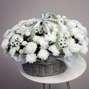 Композиция в корзине "Снежная лавина" из хризантем в Наро-Фоминске