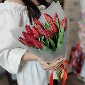 Букет из 15 красных тюльпанов в Наро-Фоминске