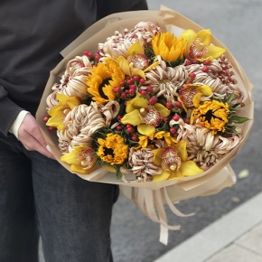 Букет "Биркин" из подсолнухов, орхидей, гиперикума, хризантем Виена в Наро-Фоминске