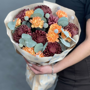 Букет "Персиковый раф" из хризантем Бигоуди, краспедии и диантусов в Наро-Фоминске