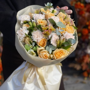 Букет "Пломбирный" из роз Аваланж, диантусов, альстромерий и эвкалипта в Наро-Фоминске