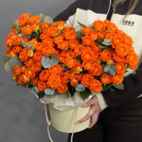 Композиция в шляпной коробке "Закат" из кустовых роз и эвкалипта в Наро-Фоминске