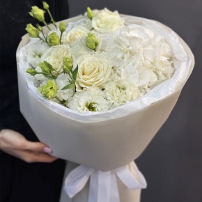 Букет "Нега" из Голландской гортензии, роз и эустом в Наро-Фоминске