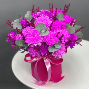 Композиция в шляпной коробке "Магия розового" из хризантем и лаванды в Наро-Фоминске