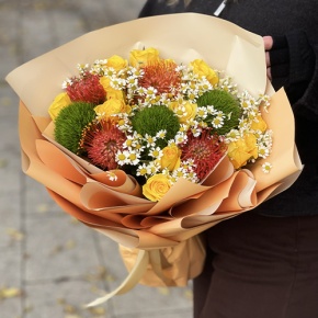 Букет "Зельда" из диантусов Lux, лимонных роз, лейко и ромашек в Наро-Фоминске