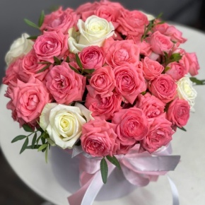 Композиция в шляпной коробке из белых и кустовых коралловых роз в Наро-Фоминске