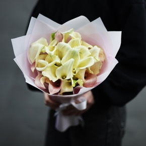 Букет из 25 калл нежный микс в Наро-Фоминске