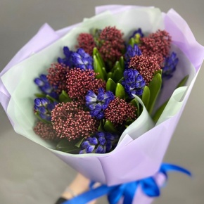 Букет "Твой яркий день" из гиацинтов и скиммии в Наро-Фоминске