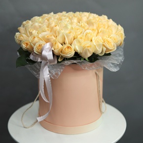 Композиция в шляпной коробке из 101 кремовой розы в Наро-Фоминске